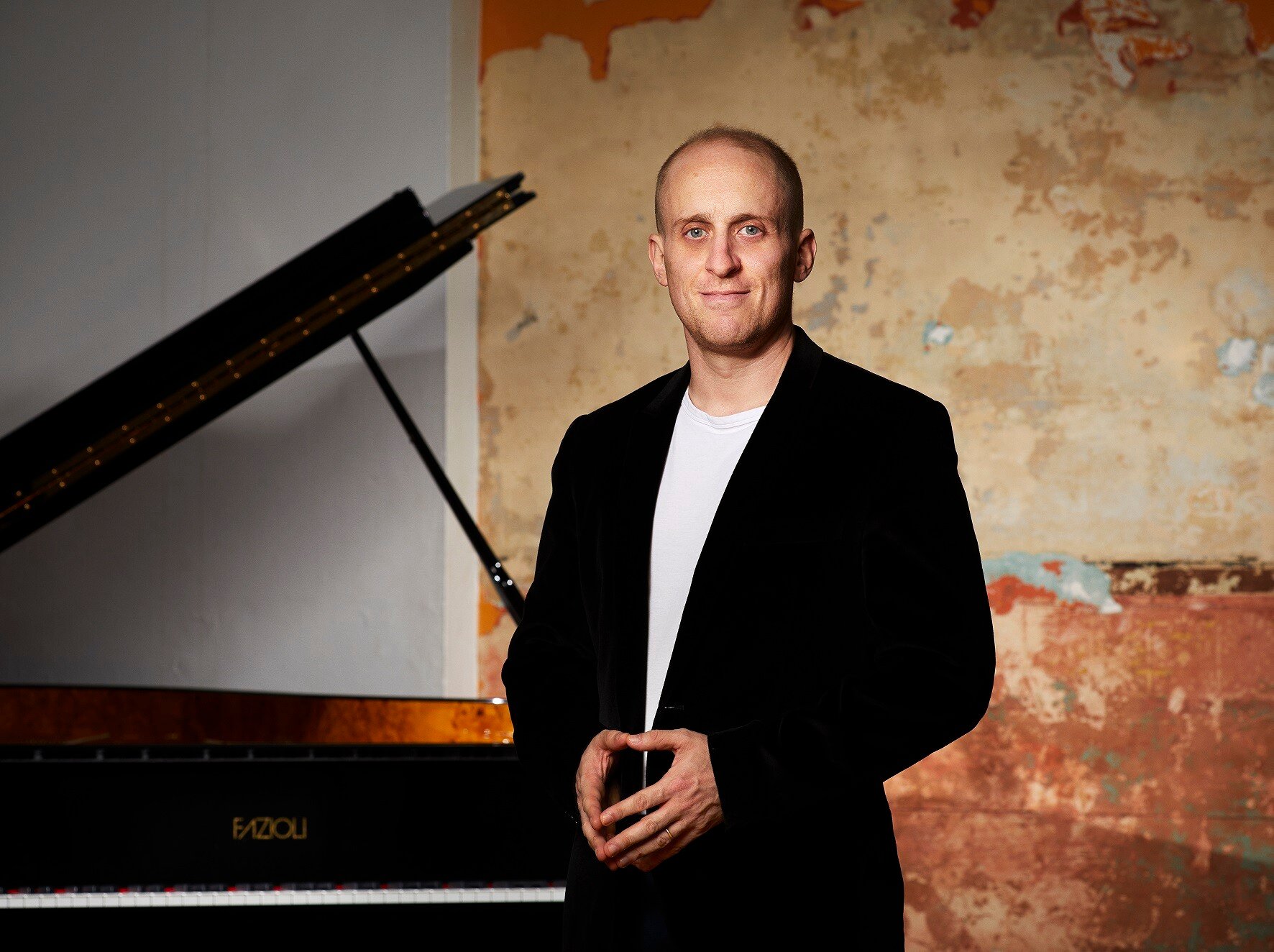 Simon Tedeschi_standing w piano med foto Keith Saunders